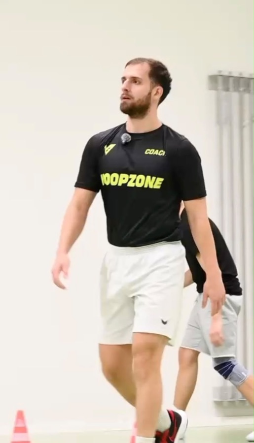 Stefan Rocchi Drobnjak coaching in a Hoopzone shirt